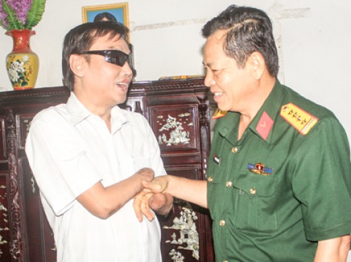 Thủ trưởng Bộ Chỉ huy Quân sự thành phố thăm và tặng quà gia đình thương binh, liệt sĩ