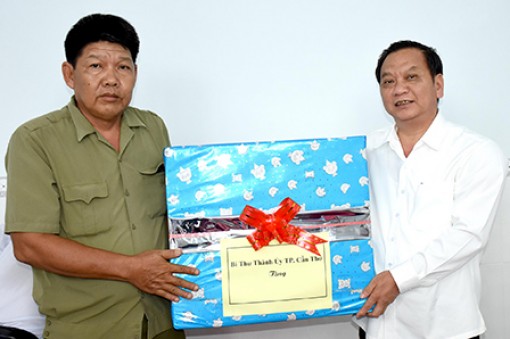 Lãnh đạo thành phố dự lễ 
bàn giao nhà tình nghĩa 
cho gia đình chính sách