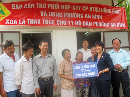 Báo Cần Thơ phối hợp Công ty Hồng Phát hỗ trợ 100 triệu đồng xóa lá thay tole cho 11 hộ nghèo ở phường An Bình