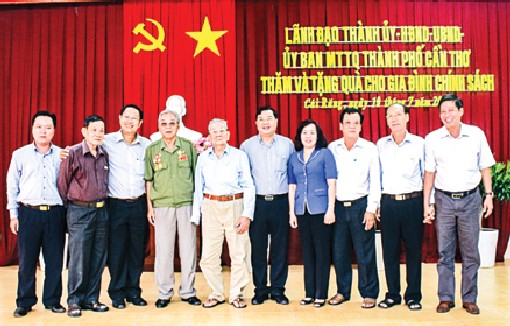 Lãnh đạo thành phố thăm gia đình chính sách nhân kỷ niệm 70 năm Ngày Thương binh - Liệt sĩ