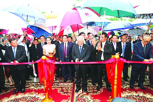 Tổng Bí thư Nguyễn Phú Trọng dự lễ khánh thành Đài Hữu nghị Việt Nam - Campuchia