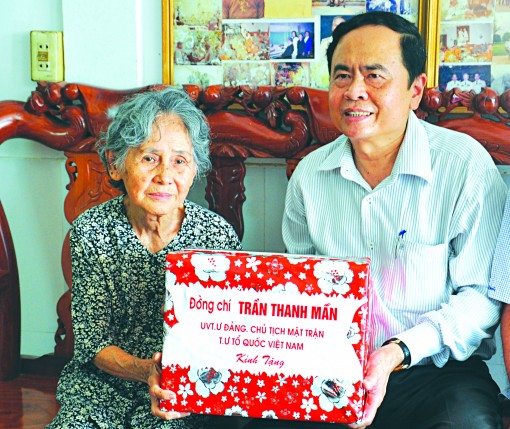 Đồng chí Trần Thanh Mẫn dự họp mặt, tặng quà
gia đình chính sách tại TP Cần Thơ và tỉnh Hậu Giang