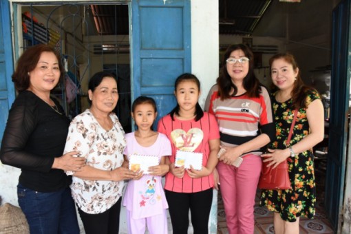 Trao tiền từ thiện