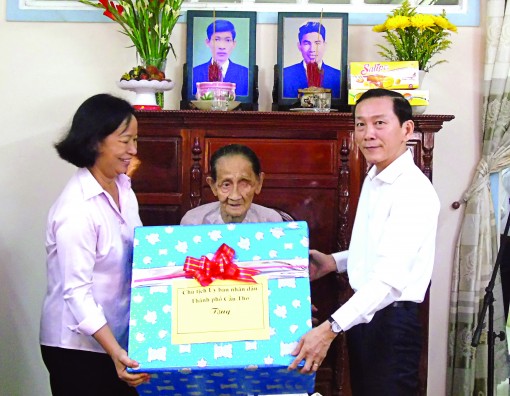 Thăm hỏi, chăm lo gia đình chính sách