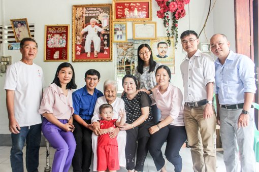 Báo Cần Thơ thăm và tặng quà Mẹ Việt Nam Anh hùng