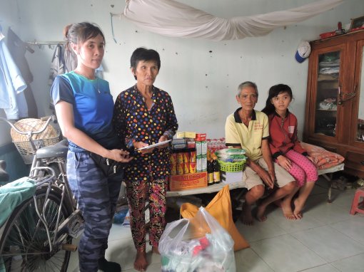 Trao tiền từ thiện