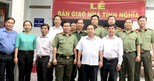 Bàn giao nhà tình nghĩa gia đình chính sách