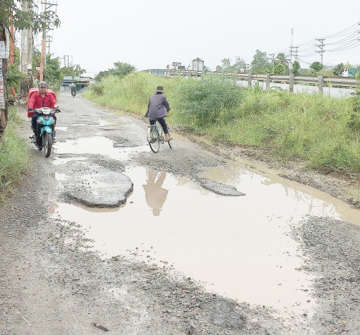 Đường dân sinh xuống cấp