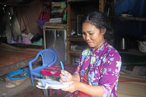 Trao tiền từ thiện