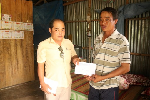 Trao tiền từ thiện