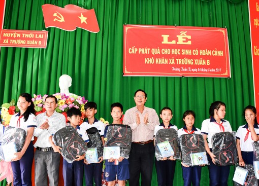 Tặng quà học sinh nghèo,

có hoàn cảnh khó khăn