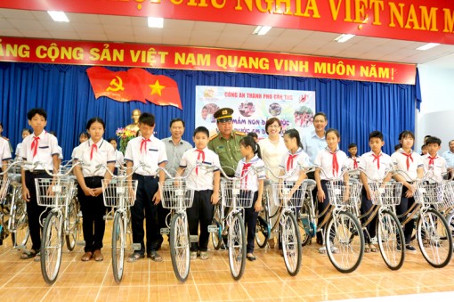 Trao quà học sinh nghèo, vượt khó học giỏi