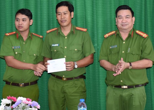 Thưởng nóng tập thể truy bắt đối tượng cướp giật