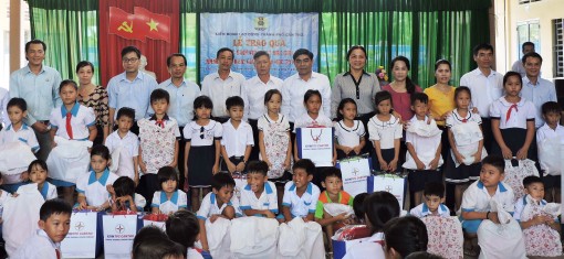 Tặng 1.450 phần quà cho học sinh có hoàn cảnh khó khăn