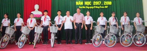 Quan tâm, hỗ trợ học sinh nghèo vượt khó,

xây dựng xã hội học tập