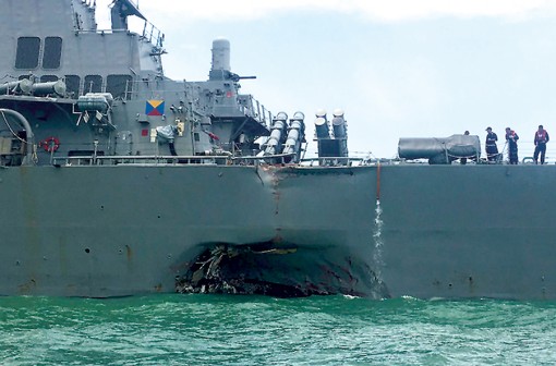 Tàu chiến Mỹ va chạm tàu hàng, 10 thủy thủ mất tích