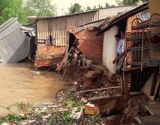 Bờ sông Hậu phía Vĩnh Long bị sạt lở nghiêm trọng