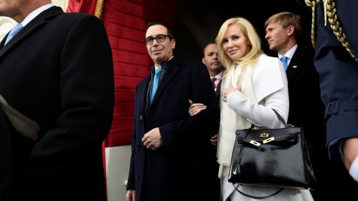 “Đấu khẩu” trên Instagram, vợ Bộ trưởng Mỹ phải xin lỗi