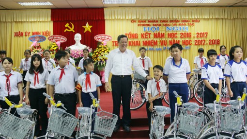 Tiếp tục hỗ trợ cho học sinh có hoàn cảnh khó khăn