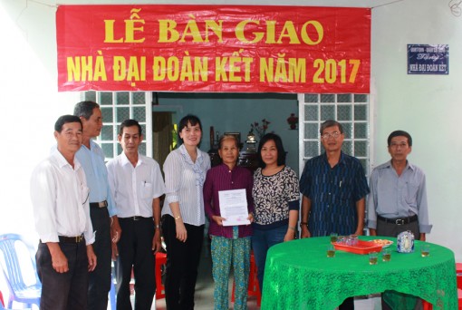 Cái Răng: Bàn giao 2 nhà Đại đoàn kết