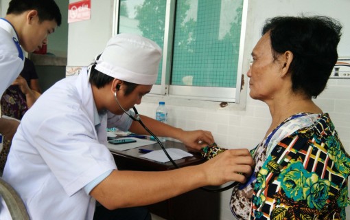 Đi khám bệnh miễn phí bà con ơi!