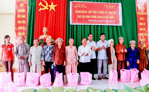 300 hộ chính sách, nghèo được tặng quà và chăm sóc sức khỏe