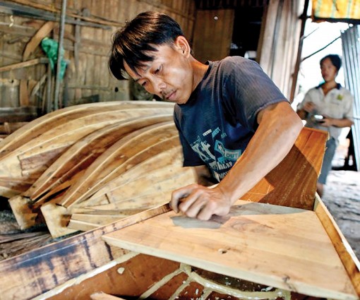 Nhộn nhịp làng nghề 
mùa lũ