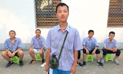 Phụ huynh Trung Quốc đưa con đi cai nghiện Internet