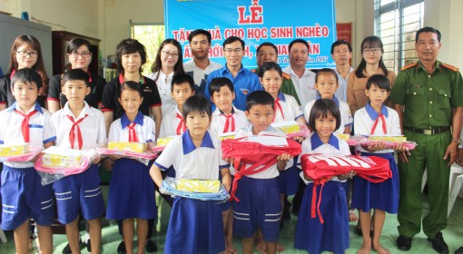 Trao quà năm học mới cho học sinh huyện Phong Điền