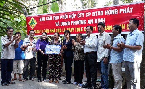 Bàn giao 11 căn nhà hỗ trợ “xóa lá thay tole”

tại phường An Bình