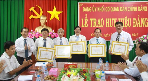 Trao tặng huy hiệu Đảng đợt 2-9-2017