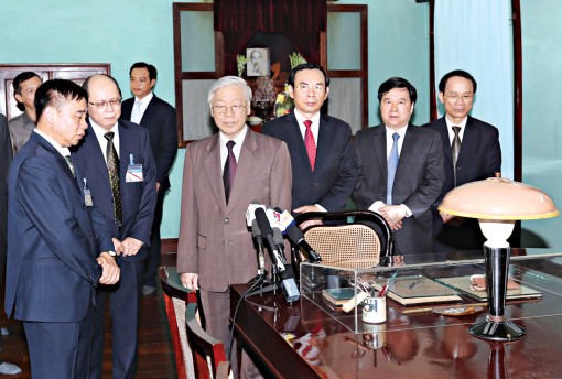 Tổng Bí thư Nguyễn Phú Trọng

dâng hương tưởng niệm Bác Hồ