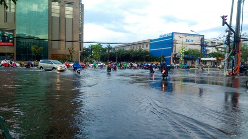 Mưa lớn gây ngập nghẹt nhiều tuyến đường trong nội ô TP Cần Thơ