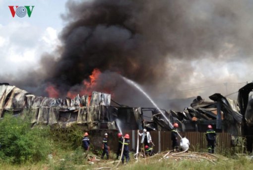 Kho vải vụn trên quốc lộ 1A cháy rụi