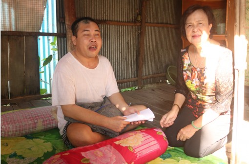 Trao tiền từ thiện