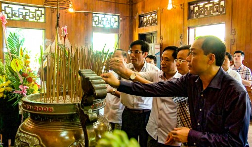 Dâng hương, tưởng niệm 48 năm Ngày mất của Chủ tịch Hồ Chí Minh