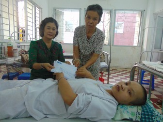 Trao tiền từ thiện