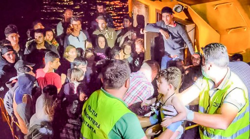 Romania cứu hơn 150 người di cư trên Biển Đen