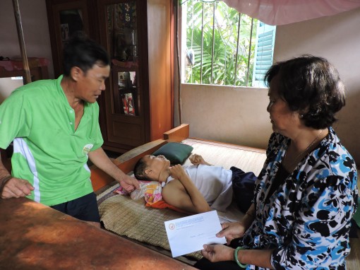 Trao tiền từ thiện