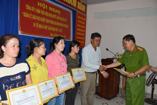 Cảm hóa, giáo dục, đẩy lùi tệ nạn xã hội