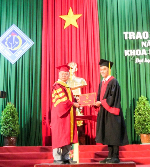 Trao bằng tốt nghiệp cho 663 sinh viên