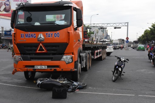 Tai nạn giao thông nghiêm trọng tại giao lộ Nguyễn Văn Linh- đường 30 Tháng 4