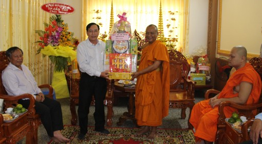 Thăm, chúc mừng quý vị sư sãi, đồng bào dân tộc Khmer nhân dịp lễ Sene Dolta