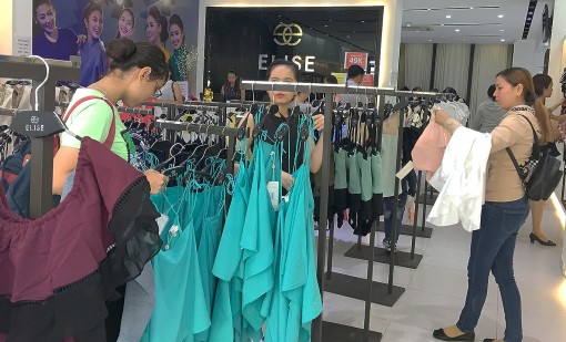 “Săn” thời trang giảm giá