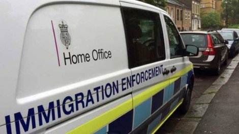 Ngân hàng Anh kiểm tra tài khoản tìm người nhập cư bất hợp pháp