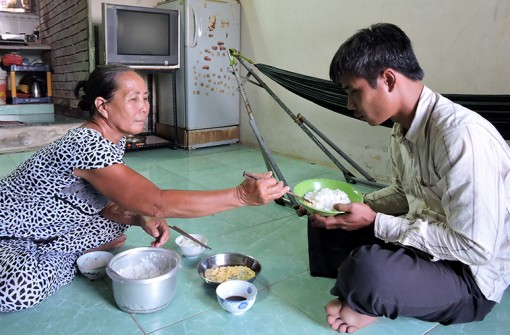 Mẹ già mua ve chai nuôi con mù lòa
