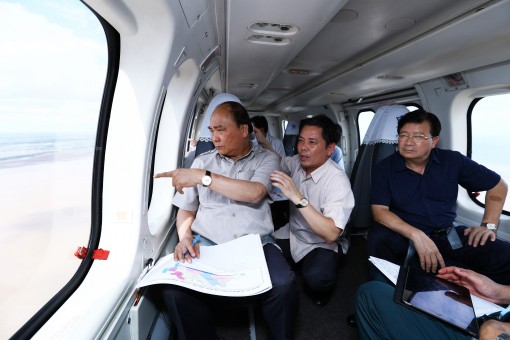 Thủ tướng thị sát bằng trực thăng các khu vực bị tác động bởi biến đổi khí hậu tại ĐBSCL