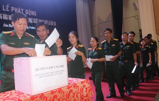 Cán bộ, chiến sĩ đóng góp 50 triệu đồng giúp đỡ đồng bào miền Trung bị thiệt hại vì bão, lũ