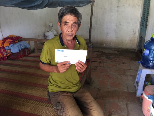 Trao tiền từ thiện