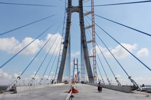 Hợp long cầu Vàm Cống